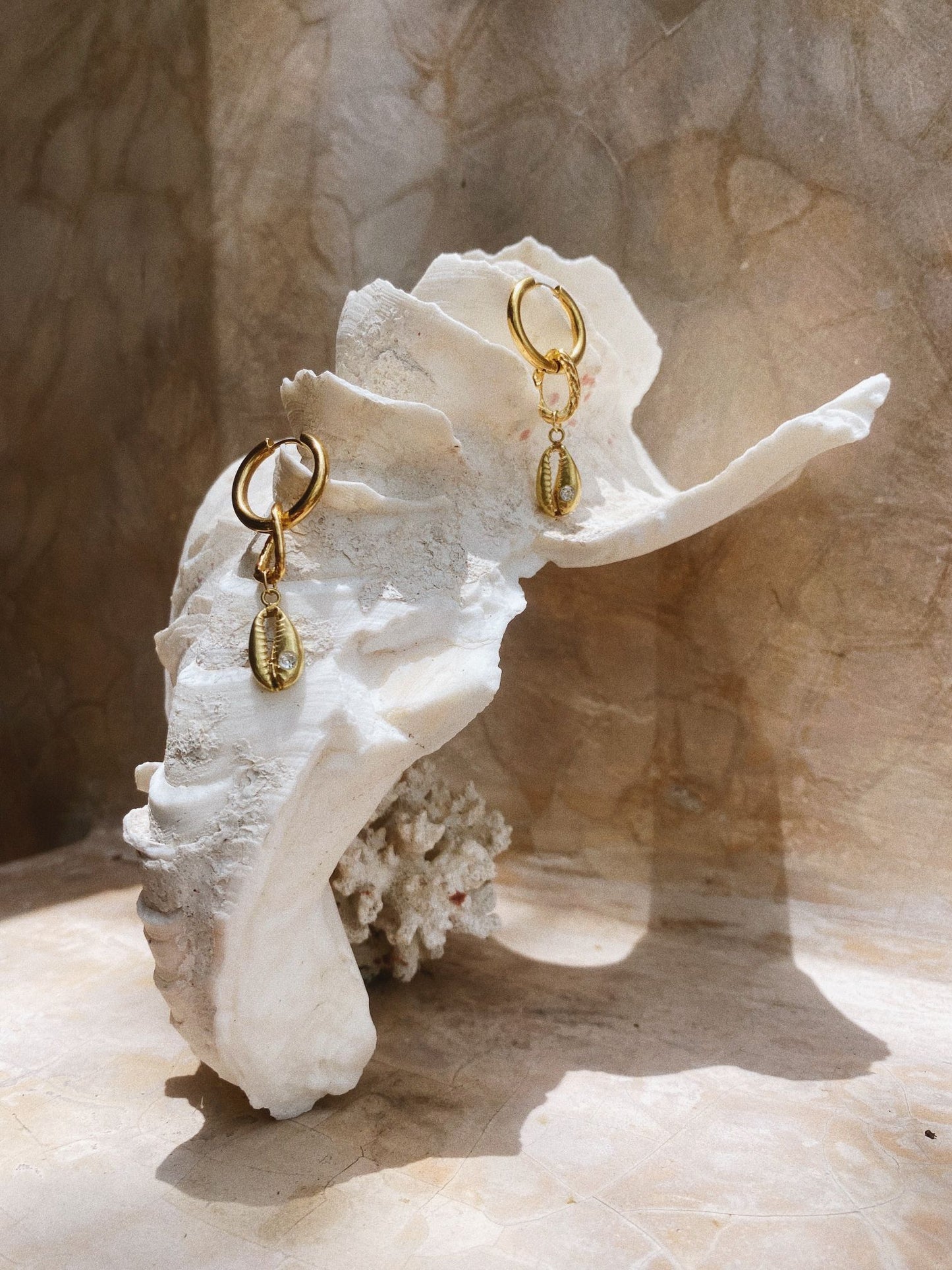 Fashion accessory accessories summer trend trends trendy belly hoops bali handmade shell shells river pearls women jewelry jewellery jewelries sexy milky shell Uluwatu Bukit Indonesia island vibe sea waves seashell mermaid vibe sand barefoot blue lagoon girls ears piercing pierced bali earrings