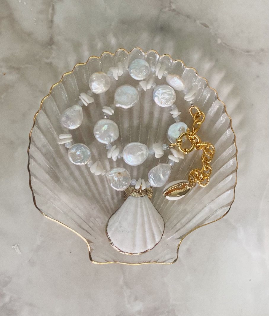 Fashion accessory accessories summer trend trends trendy necklace bali handmade shell shells river pearls women jewelry jewellery jewelries sexy milky shell Uluwatu Bukit Indonesia island vibe sea waves seashell mermaid vibe sand barefoot blue lagoon girls timor necklace