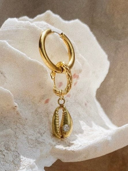 Fashion accessory accessories summer trend trends trendy belly hoops bali handmade shell shells river pearls women jewelry jewellery jewelries sexy milky shell Uluwatu Bukit Indonesia island vibe sea waves seashell mermaid vibe sand barefoot blue lagoon girls ears piercing pierced bali earrings