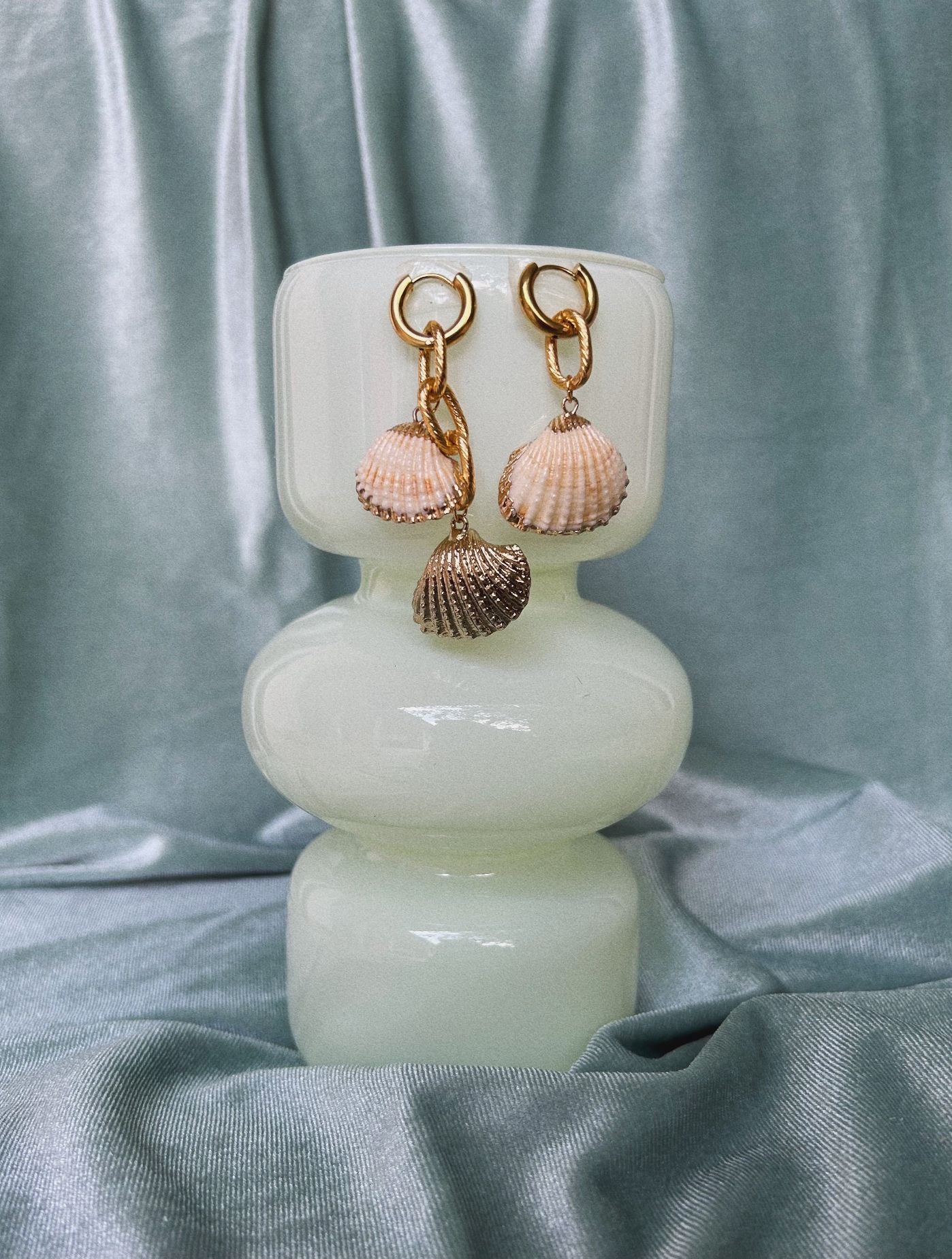 Fashion accessory accessories summer trend trends trendy belly hoops bali handmade shell shells river pearls women jewelry jewellery jewelries sexy milky shell Uluwatu Bukit Indonesia island vibe sea waves seashell mermaid vibe sand barefoot blue lagoon girls ears piercing pierced sea horse earrings