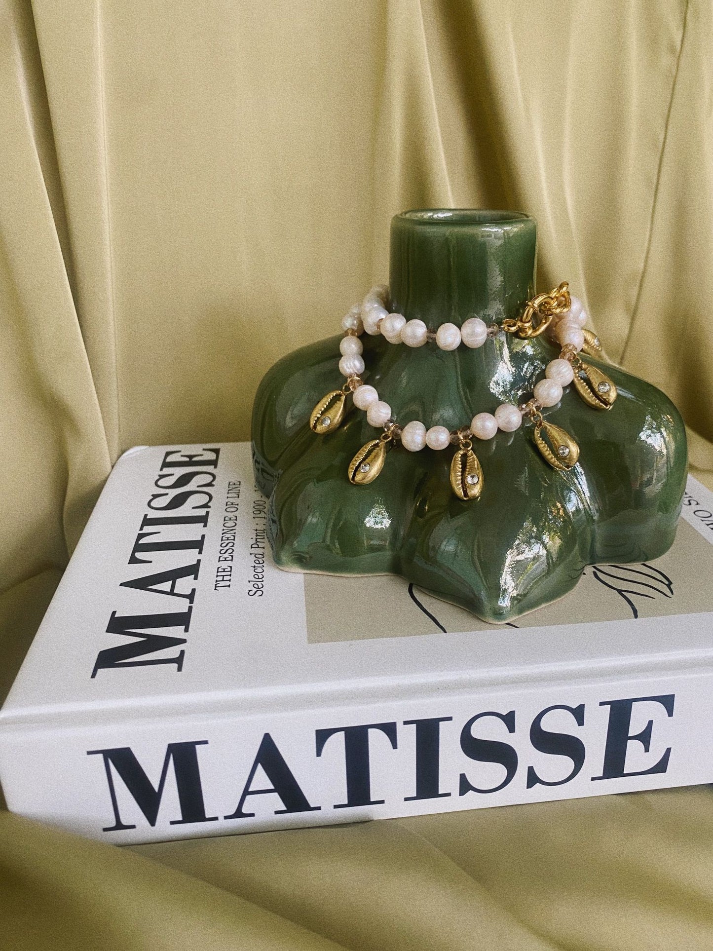 Fashion accessory accessories summer trend trends trendy necklace bali handmade shell shells river pearls women jewelry jewellery jewelries sexy milky shell Uluwatu Bukit Indonesia island vibe sea waves seashell mermaid vibe sand barefoot blue lagoon girls marina necklace