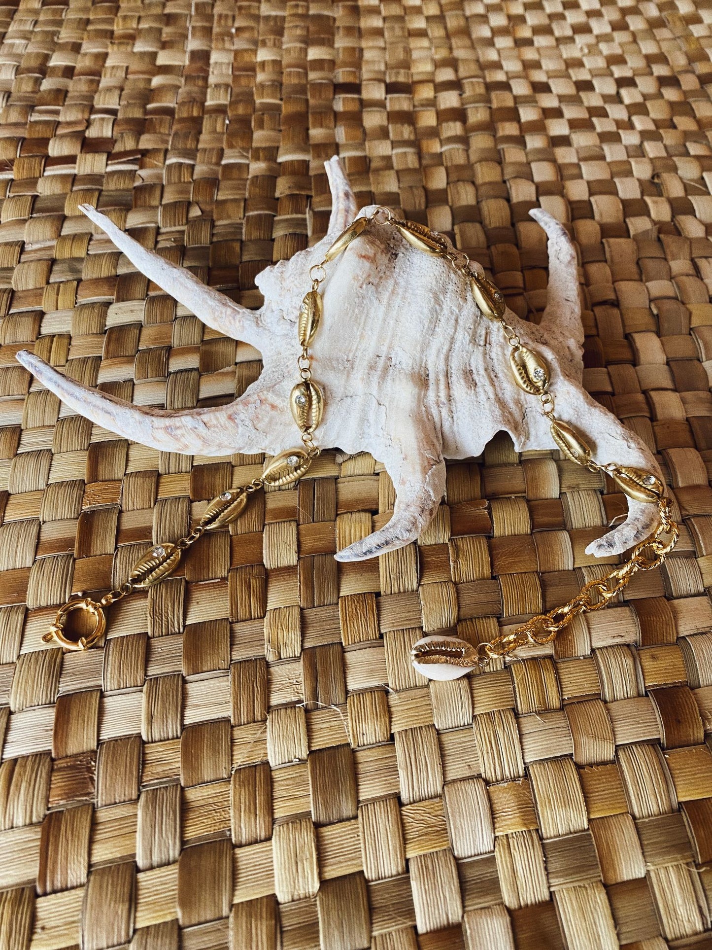 Fashion accessory accessories summer trend trends trendy belly necklace bali handmade shell shells river pearls women jewelry jewellery jewelries sexy milky shell Uluwatu Bukit Indonesia island vibe sea waves seashell mermaid vibe sand barefoot blue lagoon girls isla choker