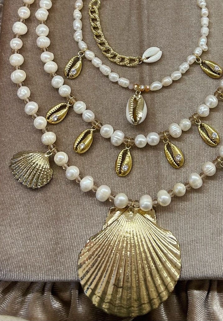 Fashion accessory accessories summer trend trends trendy necklace bali handmade shell shells river pearls women jewelry jewellery jewelries sexy milky shell Uluwatu Bukit Indonesia island vibe sea waves seashell mermaid vibe sand barefoot blue lagoon girls marina necklace
