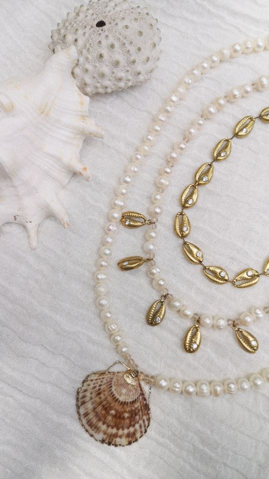 Fashion accessory accessories summer trend trends trendy necklace bali handmade shell shells river pearls women jewelry jewellery jewelries sexy milky shell Uluwatu Bukit Indonesia island vibe sea waves seashell mermaid vibe sand barefoot blue lagoon girls marina necklace
