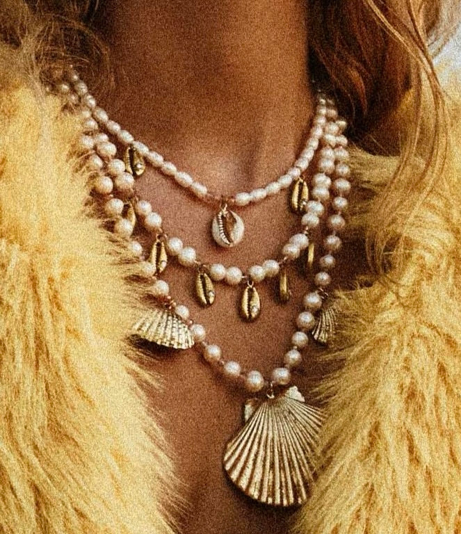 Fashion accessory accessories summer trend trends trendy necklace bali handmade shell shells river pearls women jewelry jewellery jewelries sexy milky shell Uluwatu Bukit Indonesia island vibe sea waves seashell mermaid vibe sand barefoot blue lagoon girls mahana necklace