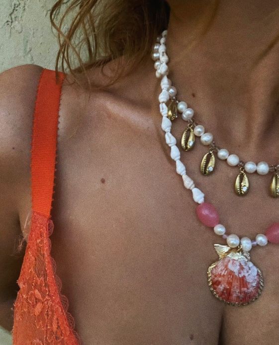Fashion accessory accessories summer trend trends trendy necklace bali handmade shell shells river pearls women jewelry jewellery jewelries sexy milky shell Uluwatu Bukit Indonesia island vibe sea waves seashell mermaid vibe sand barefoot blue lagoon girls shelly necklace