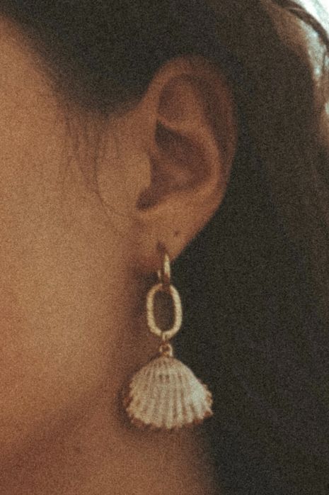 Fashion accessory accessories summer trend trends trendy belly hoops bali handmade shell shells river pearls women jewelry jewellery jewelries sexy milky shell Uluwatu Bukit Indonesia island vibe sea waves seashell mermaid vibe sand barefoot blue lagoon girls ears piercing pierced sea horse earrings