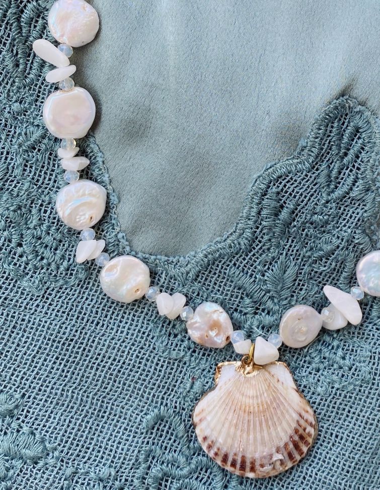 Fashion accessory accessories summer trend trends trendy necklace bali handmade shell shells river pearls women jewelry jewellery jewelries sexy milky shell Uluwatu Bukit Indonesia island vibe sea waves seashell mermaid vibe sand barefoot blue lagoon girls timor necklace