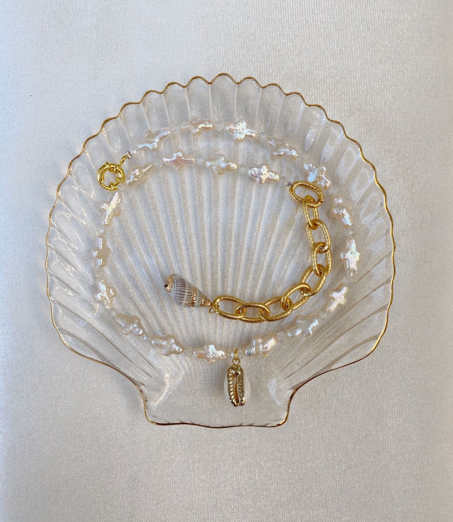 Fashion accessory accessories summer trend trends trendy belly necklace bali handmade shell shells river pearls women jewelry jewellery jewelries sexy milky shell Uluwatu Bukit Indonesia island vibe sea waves seashell mermaid vibe sand barefoot blue lagoon girls kala necklace