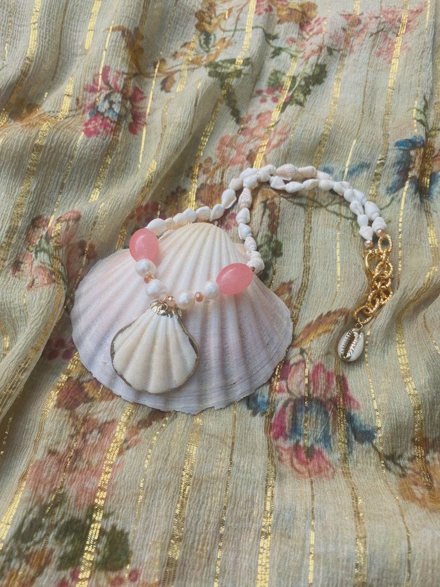 Fashion accessory accessories summer trend trends trendy necklace bali handmade shell shells river pearls women jewelry jewellery jewelries sexy milky shell Uluwatu Bukit Indonesia island vibe sea waves seashell mermaid vibe sand barefoot blue lagoon girls shelly necklace