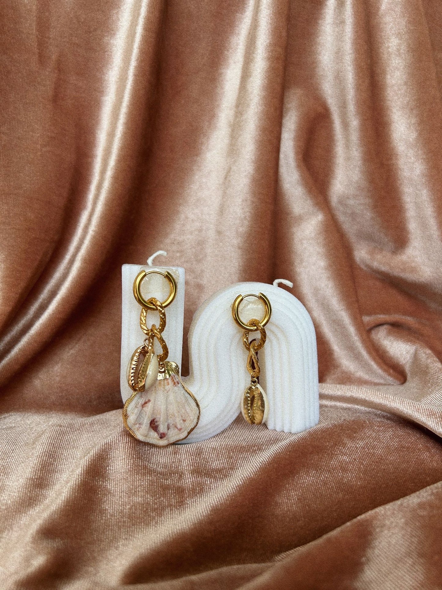 Fashion accessory accessories summer trend trends trendy belly hoops bali handmade shell shells river pearls women jewelry jewellery jewelries sexy milky shell Uluwatu Bukit Indonesia island vibe sea waves seashell mermaid vibe sand barefoot blue lagoon girls ears piercing pierced gili earrings