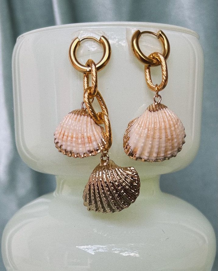 Fashion accessory accessories summer trend trends trendy belly hoops bali handmade shell shells river pearls women jewelry jewellery jewelries sexy milky shell Uluwatu Bukit Indonesia island vibe sea waves seashell mermaid vibe sand barefoot blue lagoon girls ears piercing pierced sea horse earrings
