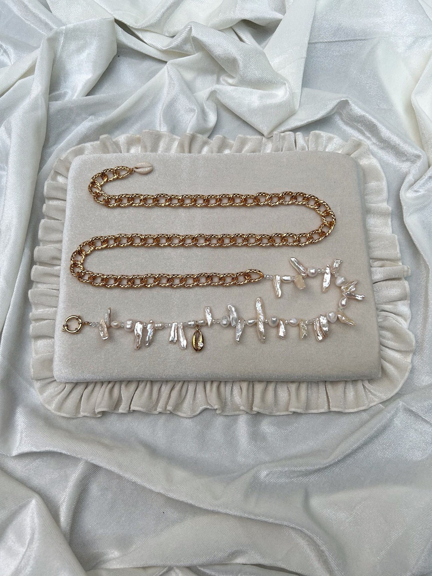 Fashion accessory accessories summer trend trends trendy belly chain bali handmade shell shells river pearls women jewelry jewellery jewelries sexy milky shell Uluwatu Bukit Indonesia island vibe sea waves seashell mermaid vibe sand barefoot blue lagoon girls silk chain body chain beach Heiana Belly Chain