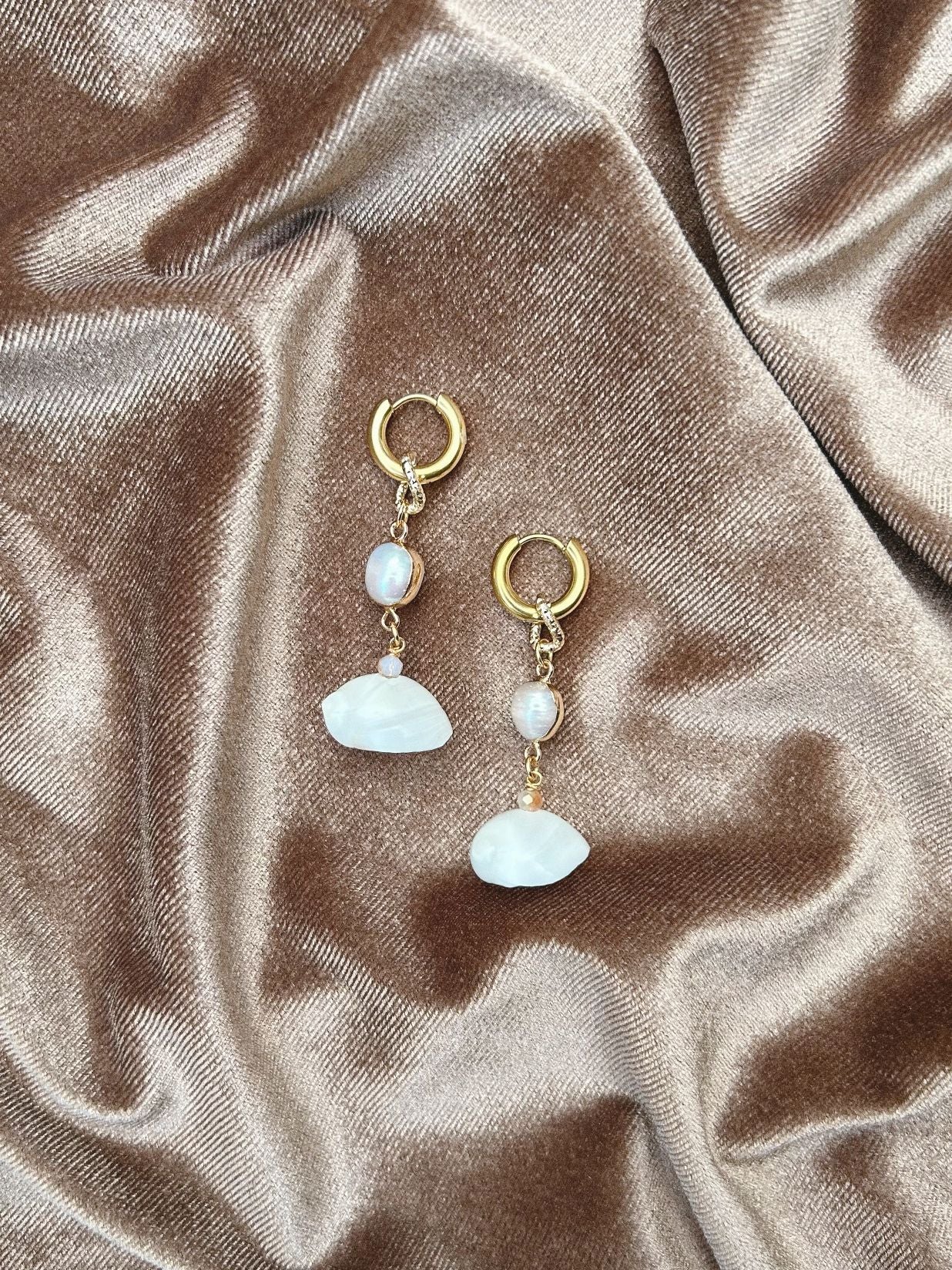 Fashion accessory accessories summer trend trends trendy belly hoops bali handmade shell shells river pearls women jewelry jewellery jewelries sexy milky shell Uluwatu Bukit Indonesia island vibe sea waves seashell mermaid vibe sand barefoot blue lagoon girls ears piercing pierced eden earrings