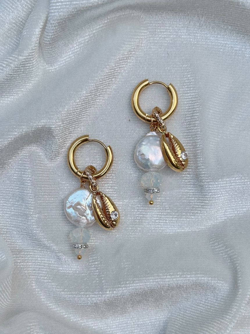 Fashion accessory accessories summer trend trends trendy belly hoops bali handmade shell shells river pearls women jewelry jewellery jewelries sexy milky shell Uluwatu Bukit Indonesia island vibe sea waves seashell mermaid vibe sand barefoot blue lagoon girls ears piercing pierced tahiti earrings