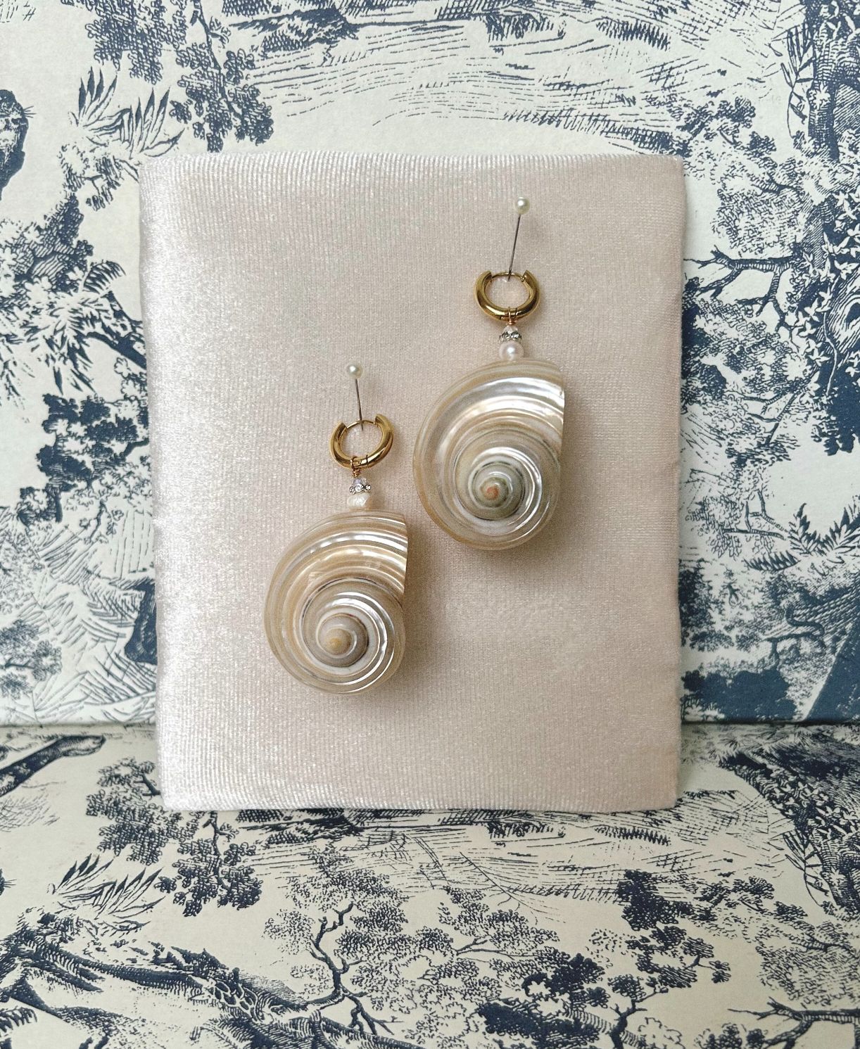 Fashion accessory accessories summer trend trends trendy belly hoops bali handmade shell shells river pearls women jewelry jewellery jewelries sexy milky shell Uluwatu Bukit Indonesia island vibe sea waves seashell mermaid vibe sand barefoot blue lagoon girls ears piercing pierced bora earrings