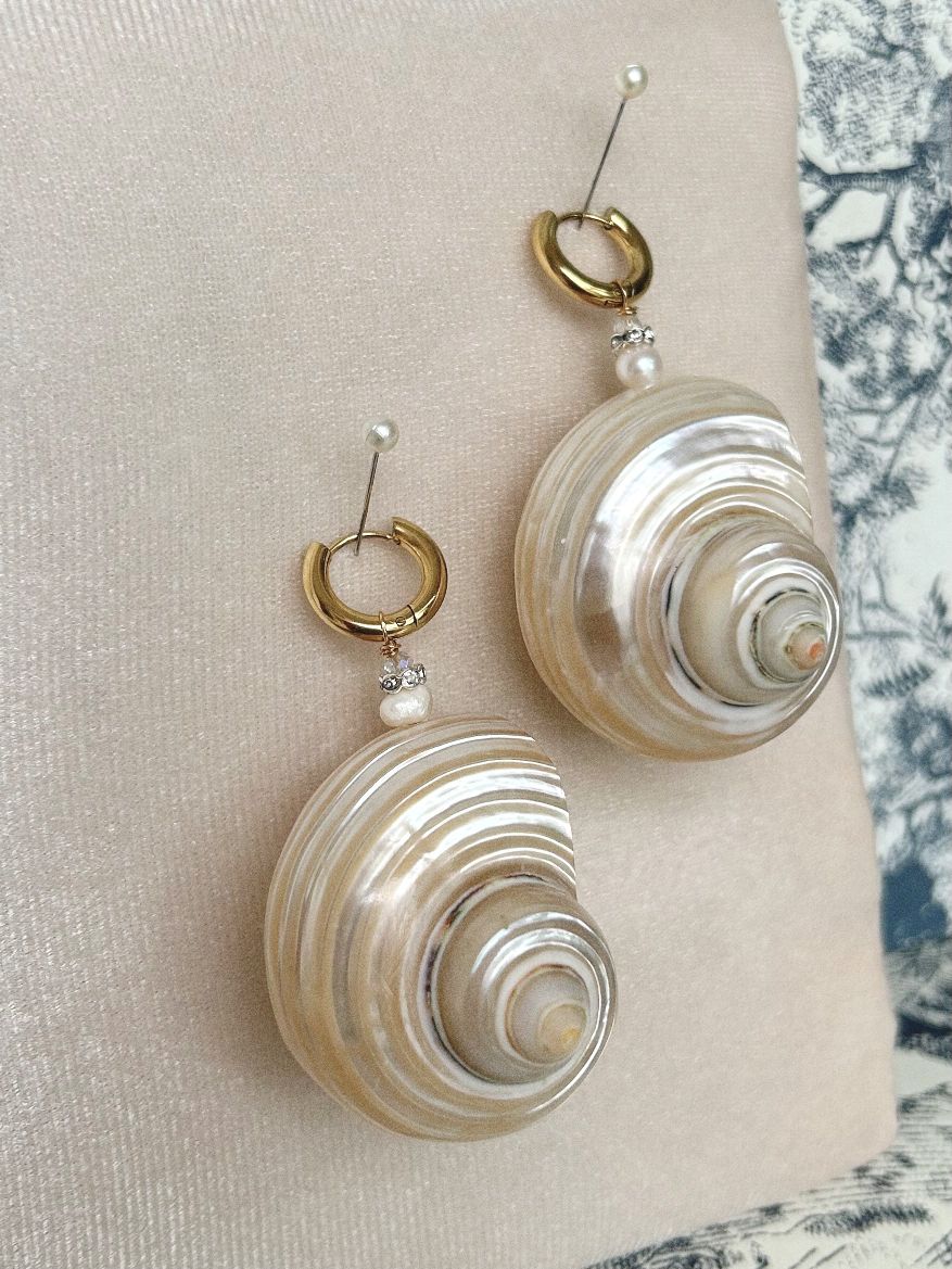 Fashion accessory accessories summer trend trends trendy belly hoops bali handmade shell shells river pearls women jewelry jewellery jewelries sexy milky shell Uluwatu Bukit Indonesia island vibe sea waves seashell mermaid vibe sand barefoot blue lagoon girls ears piercing pierced bora earrings